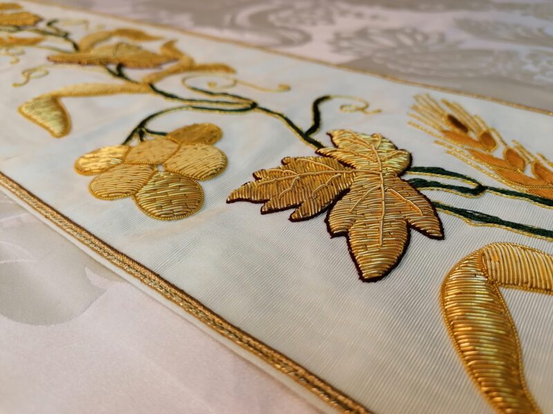 Chasuble with golden embroidery in silk damask