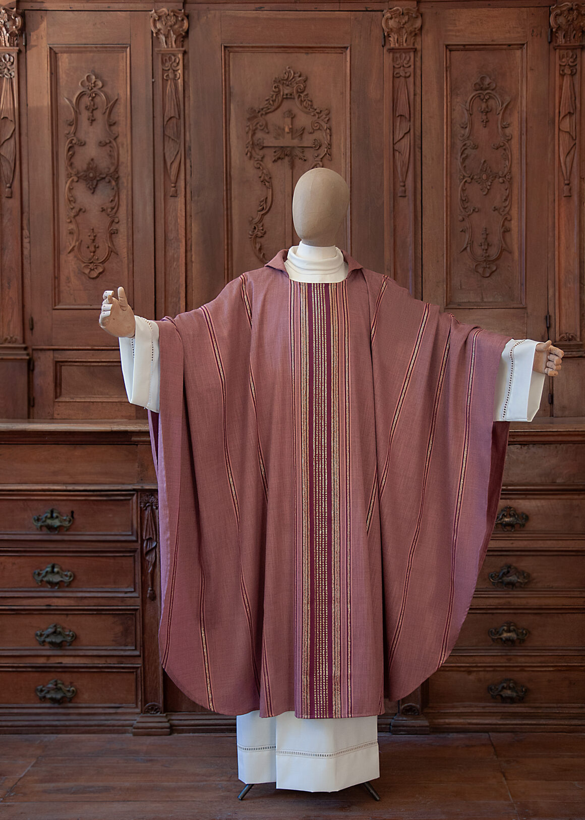Perchè il sacerdote indossa paramenti rosa la IV Domenica di Quaresima?